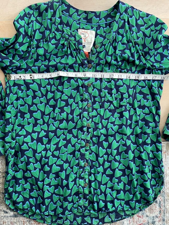 CONVERSATIONS BY ANTHROPOLOGIE - Navy & Green Heart Print Button Front Blouse - Picture 9 of 10